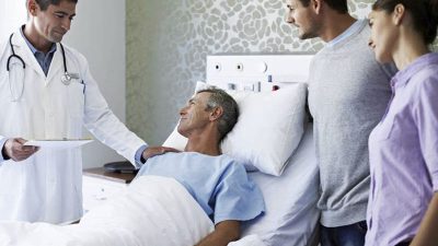 Comunicación con pacientes y familiares en el entorno clínico.