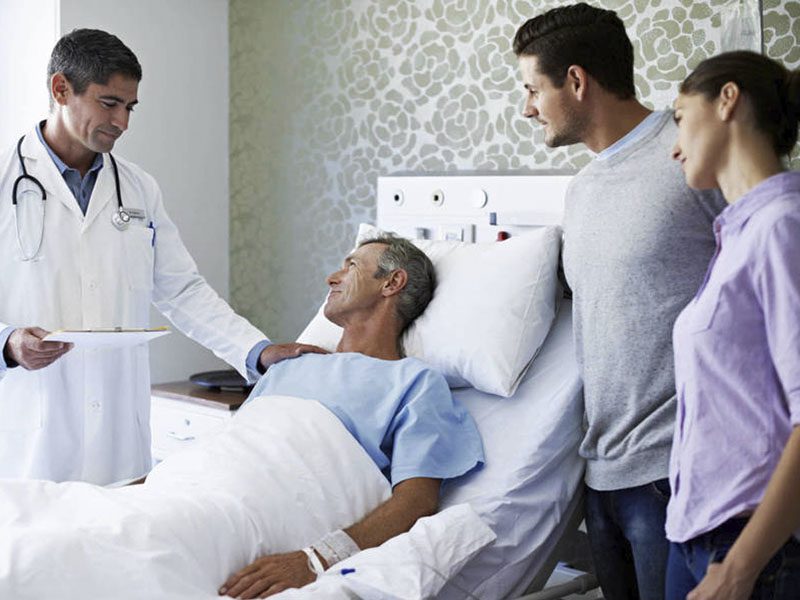 Comunicación con pacientes y familiares en el entorno clínico.