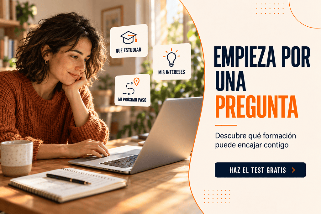 Mujer realizando un test en su portátil para explorar sus intereses y decidir qué estudiar.